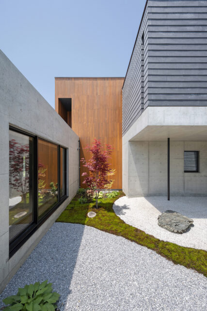 和室の庭は、砂利や苔を用いて雰囲気を合わせた。緑の苔の中に植えられた赤目紅葉のコントラストが映える