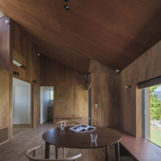 大きな窓から東の山々を望めるダイニングは、横への広がり・上へののびやかさなど多彩な開放感を味わえる場所。庭、寝室、玄関などに囲まれたレイアウトで、道路や隣家などの外部とダイレクトに接しないため、安心感もあって落ち着いて過ごせる