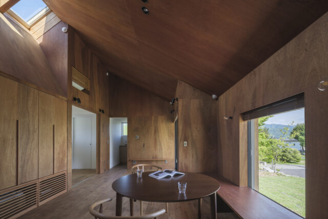 大きな窓から東の山々を望めるダイニングは、横への広がり・上へののびやかさなど多彩な開放感を味わえる場所。庭、寝室、玄関などに囲まれたレイアウトで、道路や隣家などの外部とダイレクトに接しないため、安心感もあって落ち着いて過ごせる