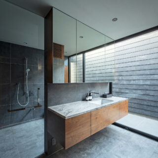 2階洗面脱衣室、浴室。右奥が物干し場として使うテラス。壁面の左右にスリットがあり風が抜ける