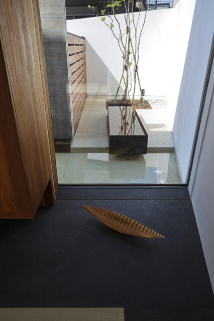 アプローチ奥にある坪庭には、水盆とコールテン鋼の水箱を。和室からもこの景色が見えるようにした。