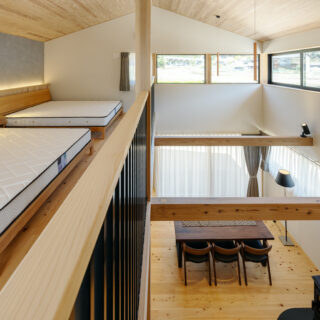 B棟2階、メインベッドルーム。大人数での旅行では、LDKと寝室が分かれているとプライバシーも確保しやすくありがたい。吹き抜けを挟んだ壁面の窓からは、北側の美しい山が眺められる
