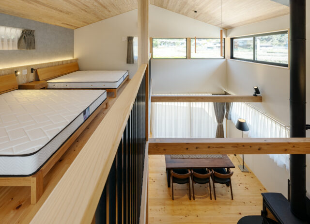 B棟2階、メインベッドルーム。大人数での旅行では、LDKと寝室が分かれているとプライバシーも確保しやすくありがたい。吹き抜けを挟んだ壁面の窓からは、北側の美しい山が眺められる
