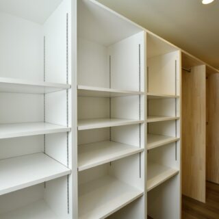 １階の寝室の奥にある大容量のウォークインクローゼットは夫婦それぞれの分があり、数百着の服も余裕で納められるほどの広さ。