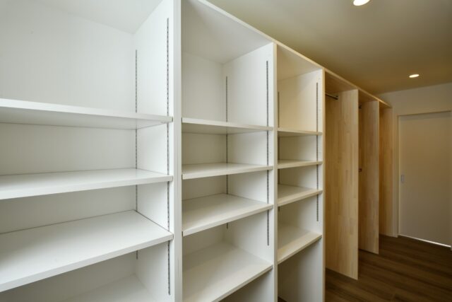 １階の寝室の奥にある大容量のウォークインクローゼットは夫婦それぞれの分があり、数百着の服も余裕で納められるほどの広さ。