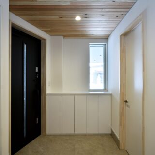 エントランス左は親世帯の玄関。ガレージに面して窓もあり明るく清潔感のある場となった。