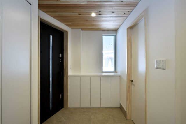 エントランス左は親世帯の玄関。ガレージに面して窓もあり明るく清潔感のある場となった。
