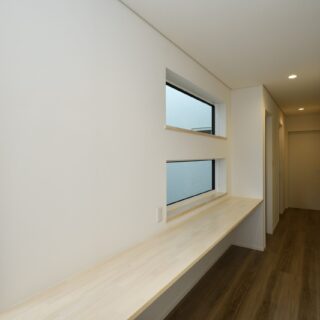 廊下と吹き抜けの窓部分を有効活用し、カウンターを設けた。家事や仕事、勉強のスペースとして重宝する存在。