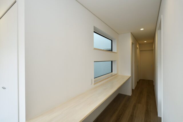 廊下と吹き抜けの窓部分を有効活用し、カウンターを設けた。家事や仕事、勉強のスペースとして重宝する存在。