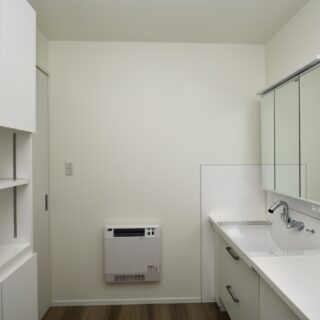 白で統一された清潔感抜群の洗面所・脱衣室。暖房を設置したことで、青森の冬でも快適に過ごせる。