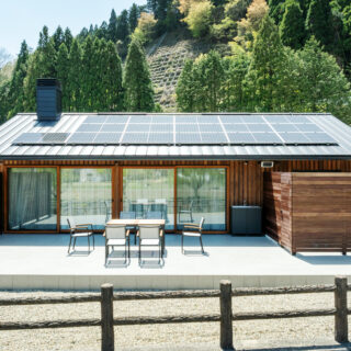 A棟テラス。リビングの大きな開口からシームレスにつながり、室内も屋外もゆったりした感覚が得られる。川が流れる音も聞こえて気持ちがいい。写真右、木材の壁で囲っているのは浴室と中庭。向かい側からの視線を気にせずに外気浴が楽しめる
