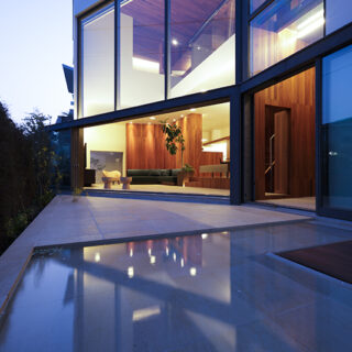 夜になると、昼とは趣の違う落ち着いた雰囲気に。水盤に反射する屋内の光が美しい。
