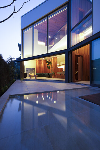 夜になると、昼とは趣の違う落ち着いた雰囲気に。水盤に反射する屋内の光が美しい。
