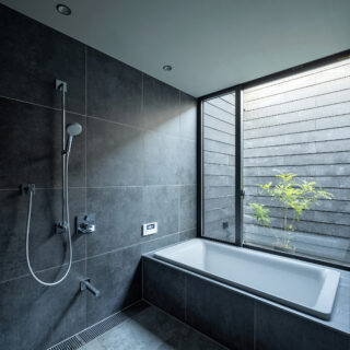 2階浴室。夜、外のテラスの小さな灯りのみにすると、入浴中に月や空が見え深い寛ぎが得られるとのこと