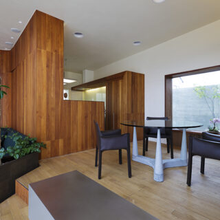 ダイニング・キッチンは少し小上がりに。視線の位置と高さが変わることで、景色がまた違った印象で見える。ソファー横の南部鉄器で作った花台、ダイニング横にはテンレスの棚兼ベンチも竹内さんがデザインした。
