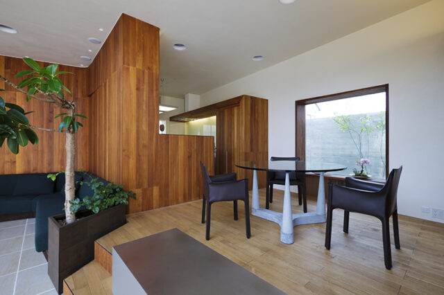 ダイニング・キッチンは少し小上がりに。視線の位置と高さが変わることで、景色がまた違った印象で見える。ソファー横の南部鉄器で作った花台、ダイニング横にはテンレスの棚兼ベンチも竹内さんがデザインした。
