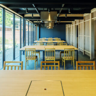 外来者向けレストラン。テーブル間の天井にはロールカーテンを設置。テーブルの向きも変えられるおかげで、簡単にレイアウトが変更できる
