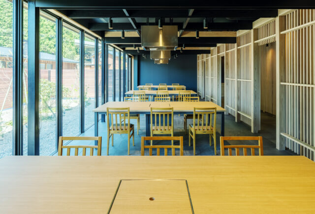 外来者向けレストラン。テーブル間の天井にはロールカーテンを設置。テーブルの向きも変えられるおかげで、簡単にレイアウトが変更できる
