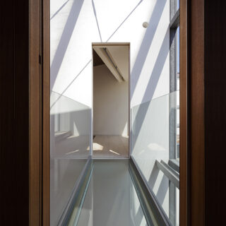 アネックス棟２階の書斎へはガラスの天空ブリッジで。１階に光をもたらすという実用性と、デザイン性に加え、遊び心も。
