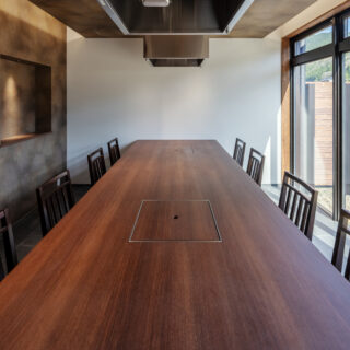 宿泊者用レストラン個室は、高級感ある仕上げを取り入れた
