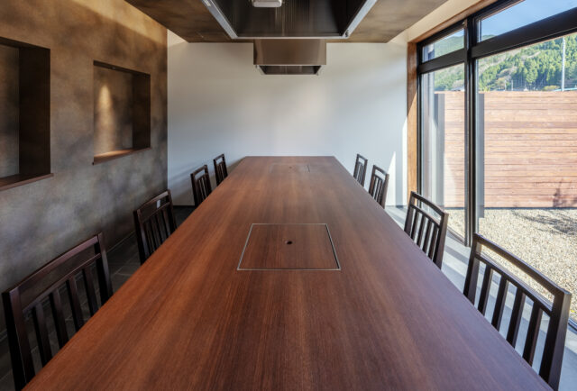 宿泊者用レストラン個室は、高級感ある仕上げを取り入れた
