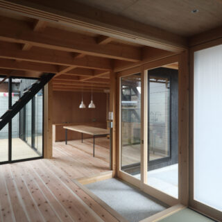 中央右が玄関。前庭・奥庭も部屋のように感じられるよう、それぞれの庭に面した位置に開口部を集中させたプラン。部屋の中と外に境界を設けないことを意識した。構造はあらわしで、鴨居に照明を埋め込み極力シンプルに