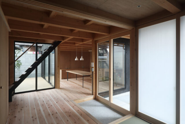 中央右が玄関。前庭・奥庭も部屋のように感じられるよう、それぞれの庭に面した位置に開口部を集中させたプラン。部屋の中と外に境界を設けないことを意識した。構造はあらわしで、鴨居に照明を埋め込み極力シンプルに