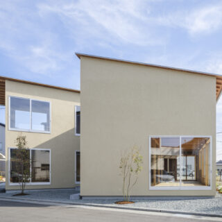 西側から見た外観。全面的に開口した南北だけでなく東西にも開口を設けたおかげで、機能訓練室からは常に外まで視線が伸びる。道行く人も利用者様たちが活動する様子を眺めることができ、安心感を得られる