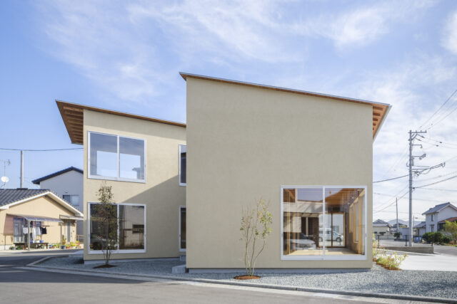 西側から見た外観。全面的に開口した南北だけでなく東西にも開口を設けたおかげで、機能訓練室からは常に外まで視線が伸びる。道行く人も利用者様たちが活動する様子を眺めることができ、安心感を得られる