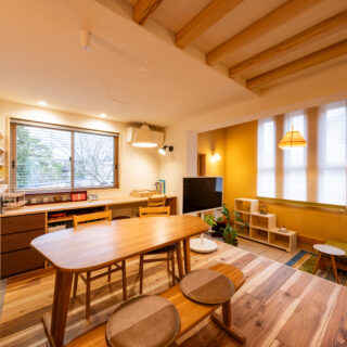 LDK（左）、ヌック（右）。天井の雰囲気や高さ、さらに床のレベルにもバリエーションがあるおかげで、さまざまな居心地が得られる空間ができた。視線の高さにも変化が生まれるうえ、画像右の格子などもあり、同じ空間にいてもお互いに距離感が保てる