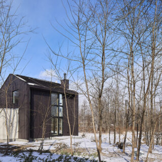 外観は木立の中にそっとたたずむよう、コロンとした切妻形状に。自然の中で建築が「異物化」しないようボリュームを程よく抑えながら、周囲に溶け込むベストなバランスを追求した