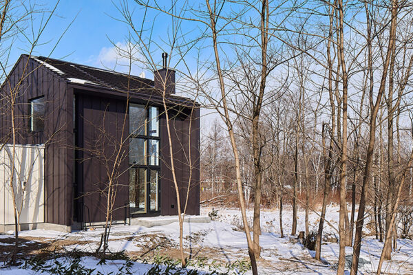 木立の中での暮らしを楽しむ 河畔林にそっとたたずむ家