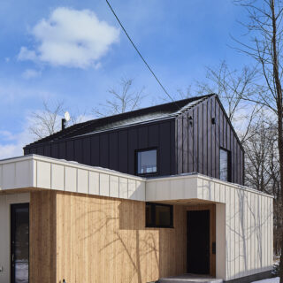 床材のタモはSさんご自身が選ばれたもの。「素材についてはお施主様の好みが最優先。その上で、全体のバランスを整えるために必要な調整を行うのが私の役割です」と斉藤さん