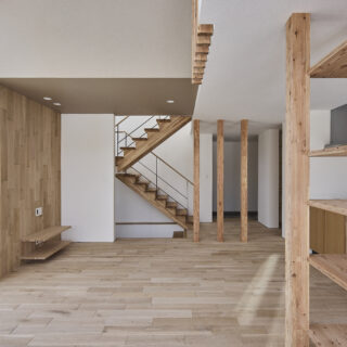 床材のタモはSさんご自身が選ばれたもの。「素材についてはお施主様の好みが最優先。その上で、全体のバランスを整えるために必要な調整を行うのが私の役割です」と斉藤さん