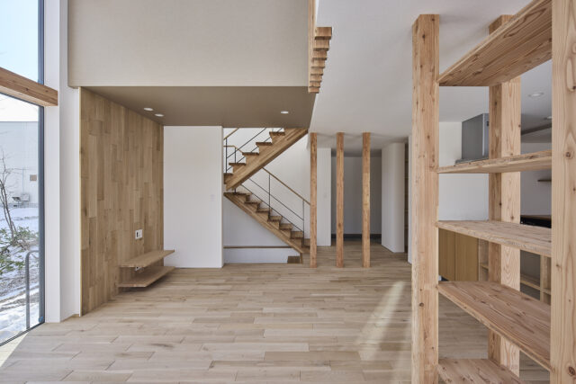 床材のタモはSさんご自身が選ばれたもの。「素材についてはお施主様の好みが最優先。その上で、全体のバランスを整えるために必要な調整を行うのが私の役割です」と斉藤さん
