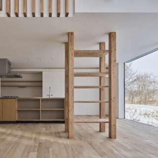 読書が好きなSさんのため、構造上必要だった柱を利用してブックシェルフを造作。柱が家具の一部として空間に馴染むことで、柱の存在感がもたらす圧迫感も解消された