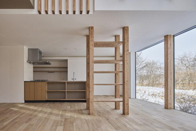 読書が好きなSさんのため、構造上必要だった柱を利用してブックシェルフを造作。柱が家具の一部として空間に馴染むことで、柱の存在感がもたらす圧迫感も解消された