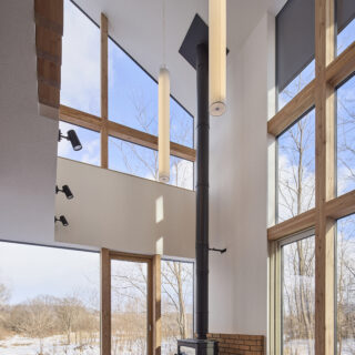 依頼を受け、すぐに建築地を訪れた斉藤さん。自然に囲まれた豊かなロケーションの心地よさを実際に体感することで、木立と小川のある方向に「開く」イメージが湧いたという