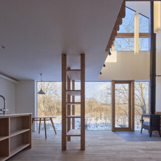 吹き抜けも含めた大開口から天空光を採り込むことで、南側を閉じていても主室（LDK）はこの明るさ。東向き・北向きの窓を設けても寒くならないよう、断熱・気密もしっかり計画されている