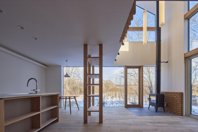 吹き抜けも含めた大開口から天空光を採り込むことで、南側を閉じていても主室（LDK）はこの明るさ。東向き・北向きの窓を設けても寒くならないよう、断熱・気密もしっかり計画されている