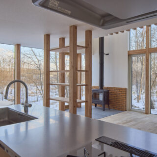 キッチンに立った際も、視線の先に大好きな眺めが広がる幸せな暮らし。リビング・ダイニングでくつろぐ家族にも目が届き、この家で過ごす時間がかけがえのない宝物になる