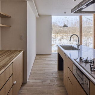 サッシや巾木の存在感を抑え、細部まですっきりと美しく納めることで、デザイン面のノイズも軽減。視界に余計な要素が入らず、窓の外の景色がより印象的に感じられる