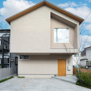 品の良いベージュの外壁×少し頭でっかちでキュートなフォルム。「上品」と「かわいい」のバランスが絶妙