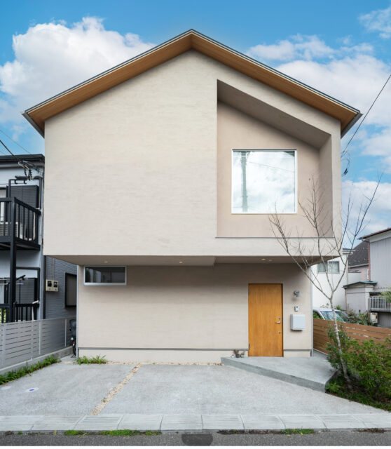 品の良いベージュの外壁×少し頭でっかちでキュートなフォルム。「上品」と「かわいい」のバランスが絶妙
