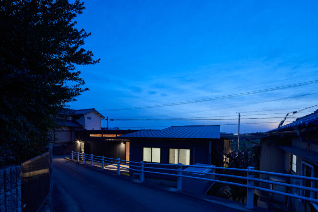 裏にある家の前から見た風景。坂道の上に家が建っているため、裏の家からはさらに良い眺望が得られる。近隣との良好な関係を築くための気遣いだ