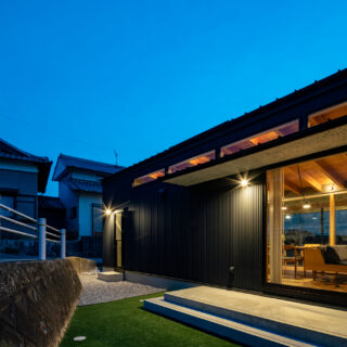 東側のプライベートガーデン。家と坂道に囲われ、子供が安全に遊ぶことができる。不整形の土地で出来てしまったスペースを有効に活用した。家屋の窓はすべて透明で、すりガラスはない。開放感を得るためだ。このスペースからも、リビング越しに西側の風景まで眺めることができる