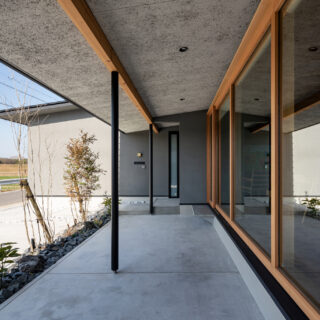 深い庇を持つデッキ。キャンプギアを試したり、ティータイムを楽しむことができる。家の外と中を穏やかに繋ぐ、中間エリアとしても機能している。庇の先に樋を設置せず、雨の日には滴り落ちる水の流れを楽しむ趣向も凝らしている