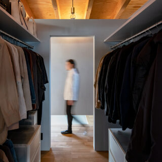 両サイドから入れる、ウォークインクローゼット。LDK、玄関、寝室、浴室からスムーズにアクセスできる動線だ