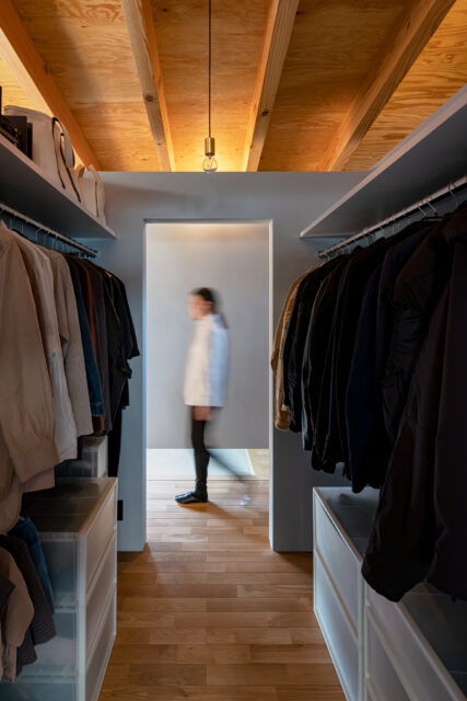 両サイドから入れる、ウォークインクローゼット。LDK、玄関、寝室、浴室からスムーズにアクセスできる動線だ