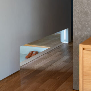 リビング入口に設けられたローサイドライト。光を取り込むだけでなく、帰宅した家族の気配も感じられる